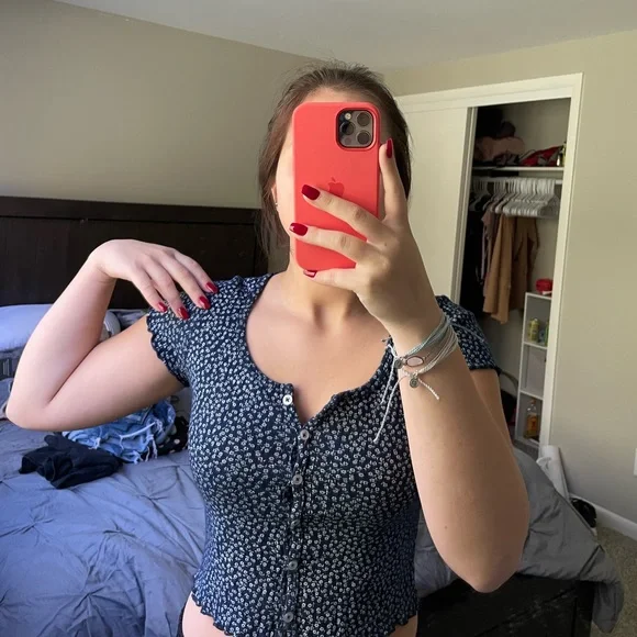 Brandy Melville Crop Top - Picture 2 of 2